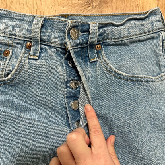 LEVI'S | Women's 501 Raw Hem Light Wash Hidden Button Blue Denim Jeans,‎ W24 L28 - Picture 3 of 7